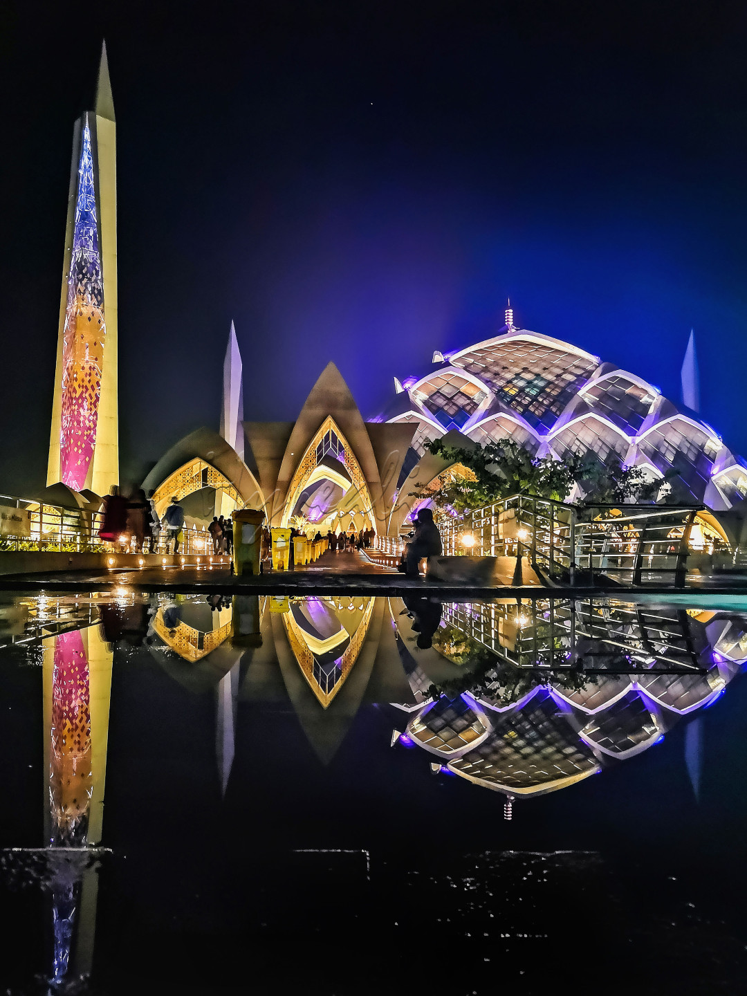 Sebagai salah satu negara mayoritas muslim terbesar di dunia, Indonesia memiliki banyak sekali masjid dengan berbagai bentuk yang unik salah satunya Masjid Al-Jabbar, Bandung. Dengan bentuk arsitektur yang unik dan modern, serta memiliki wilayah yang sangat luas masjid ini memiliki dayatarik tersenndiri sehingga menjadi salah satu destinasi wisata baik wisatawan lokal maupun mancanegara.