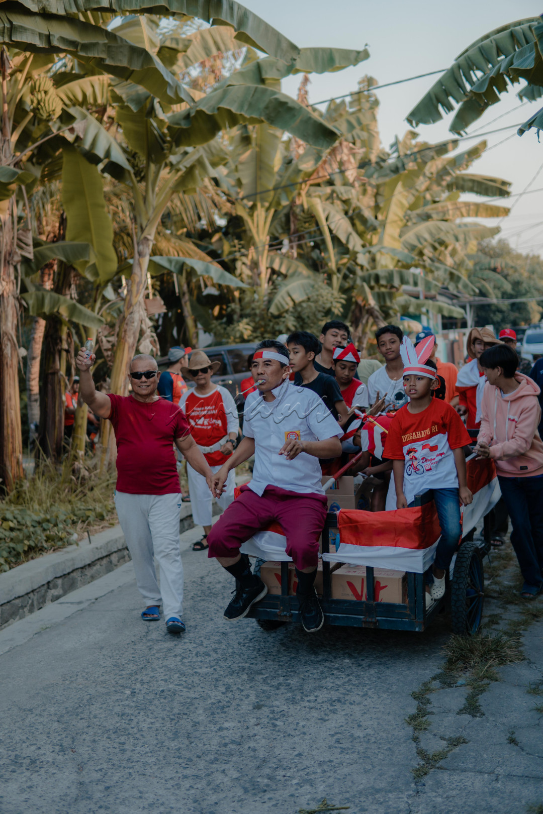 Karnaval kemerdekaan&nbsp;merupakan salah satu tradisi yang paling dinantikan di Indonesia,&nbsp;terutama saat perayaan Hari Ulang Tahun Kemerdekaan Republik Indonesia setiap tanggal 17 Agustus.&nbsp;Acara ini menjadi wadah bagi masyarakat untuk mengekspresikan rasa cinta tanah air,&nbsp;semangat persatuan,&nbsp;dan kebhinekaan.