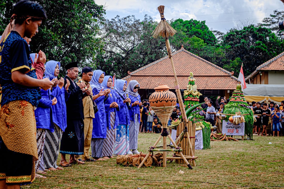 masyarakat warga desa menawan kudus melakukan do'a bersama saat acara sedekah bumi berharap untuk mendapat keberkahan.