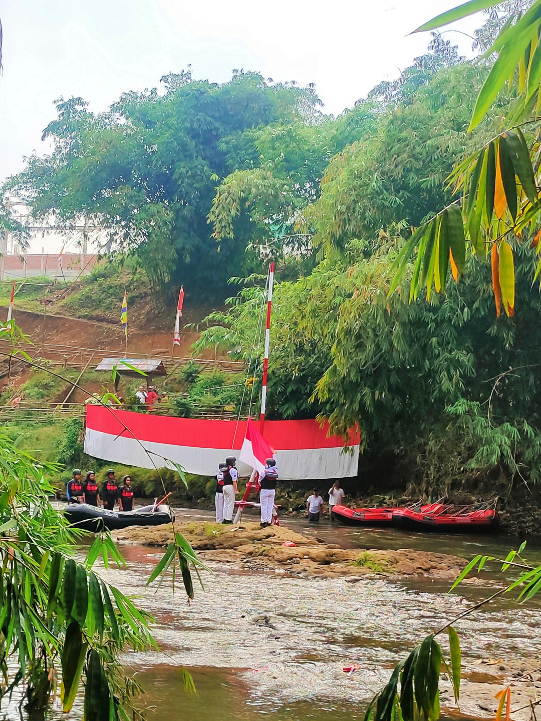 Upacara 17an di Ciliwung.<br />
<br />
Sementara yang lainnya mengikuti upacara pengibaran bendera merah putih di sekolah pada perayaan Hari Kemerdekaan ke-79, siswa siswi SMA Negeri 1 Depok tersebut bangga bisa mengikuti upacara di bantaran Kali Ciliwung Depok, diantar dengan menaiki perahu karet menyusuri sungai.<br />
<br />
&nbsp;