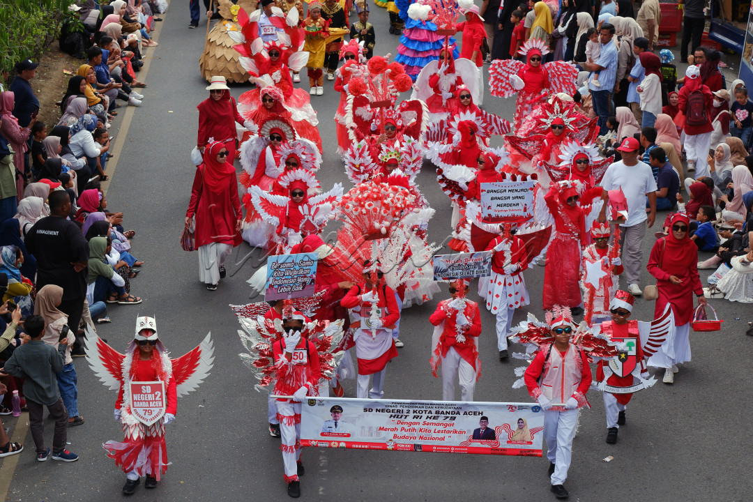 Suasana pawai kemerdekaan RI ke 79 di Kota Banda Aceh dimana salah satu kelompok pawai menggunakan kostum yang total merah putih. Acara berlangsung pada 18 Agustus 2024l.