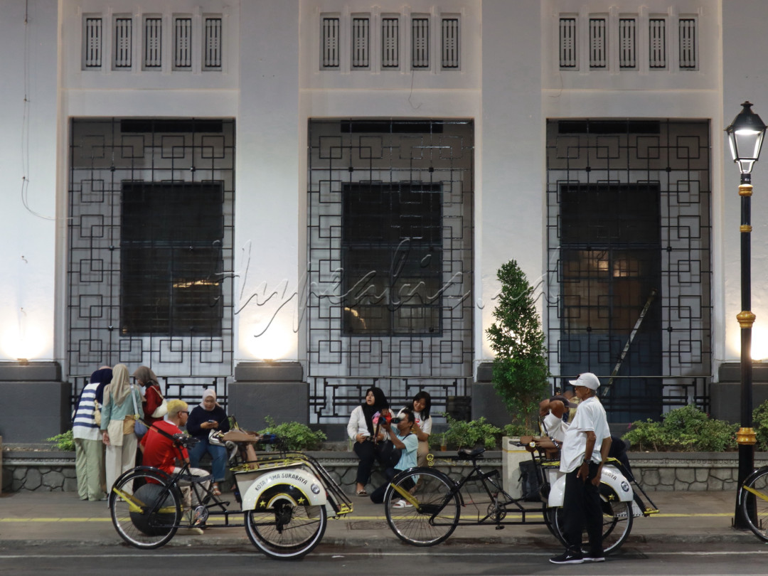 Restorasi Kota Lama Surabaya telah mengundang begitu banyak turis domestik maupun asing untuk datang dan menikmati keindahan tempat wisata baru di Surabaya ini. Berbagai aktifitas dapat kita temukan di sana seperti adanya fotografer bayaran, tukang becak khsusu daerah kota lama ssampai generasi muda yang suka selfie