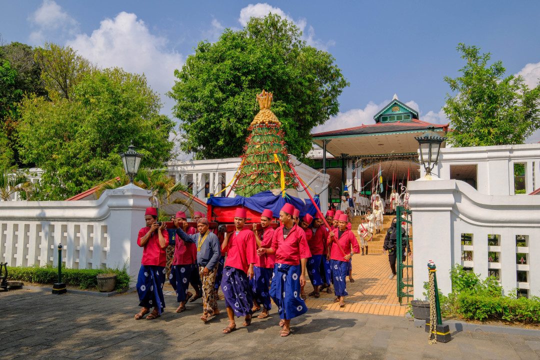 Dalam menyambut Hari Raya Idul Adha tahun 2024 yang lalu, Keraton Yogyakarta mengadakan kirab prajurit dan kirab gunungan.