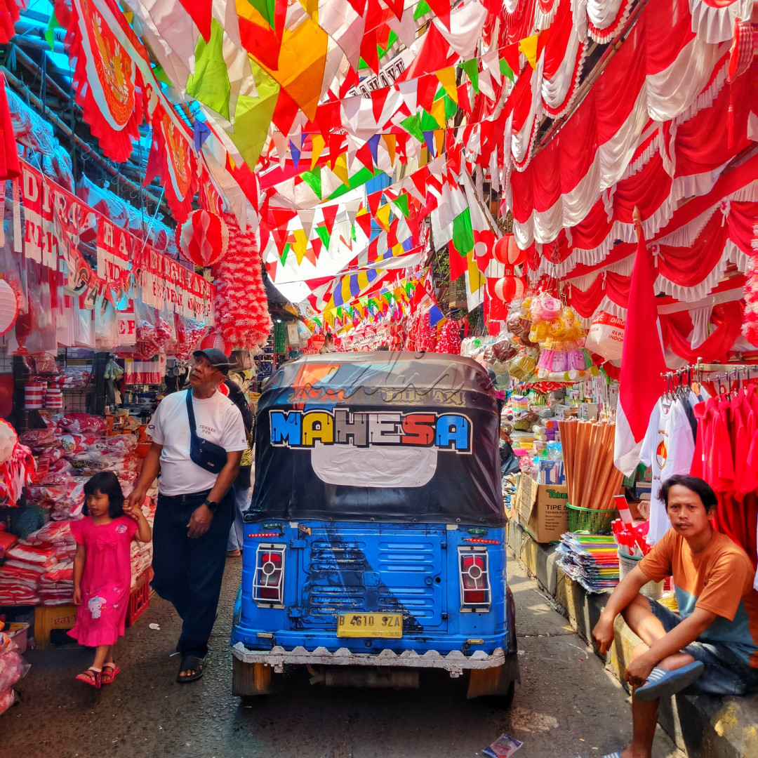 Pedagang musiman menjual beragam pernak-pernik khas 17an di Pasar Jatinegara, Jakarta Timur menjelang HUT Kemerdekaan RI. Bisa dijumpai di beberapa kios atribut mulai dari bendera, umbul-umbul, balon dan sebagainya. Pernak pernik yang dipasang begitu komplit dengan dominasi warna merah dan putih, sesuai dengan warna bendera Indonesia.<br />
<br />
&nbsp;