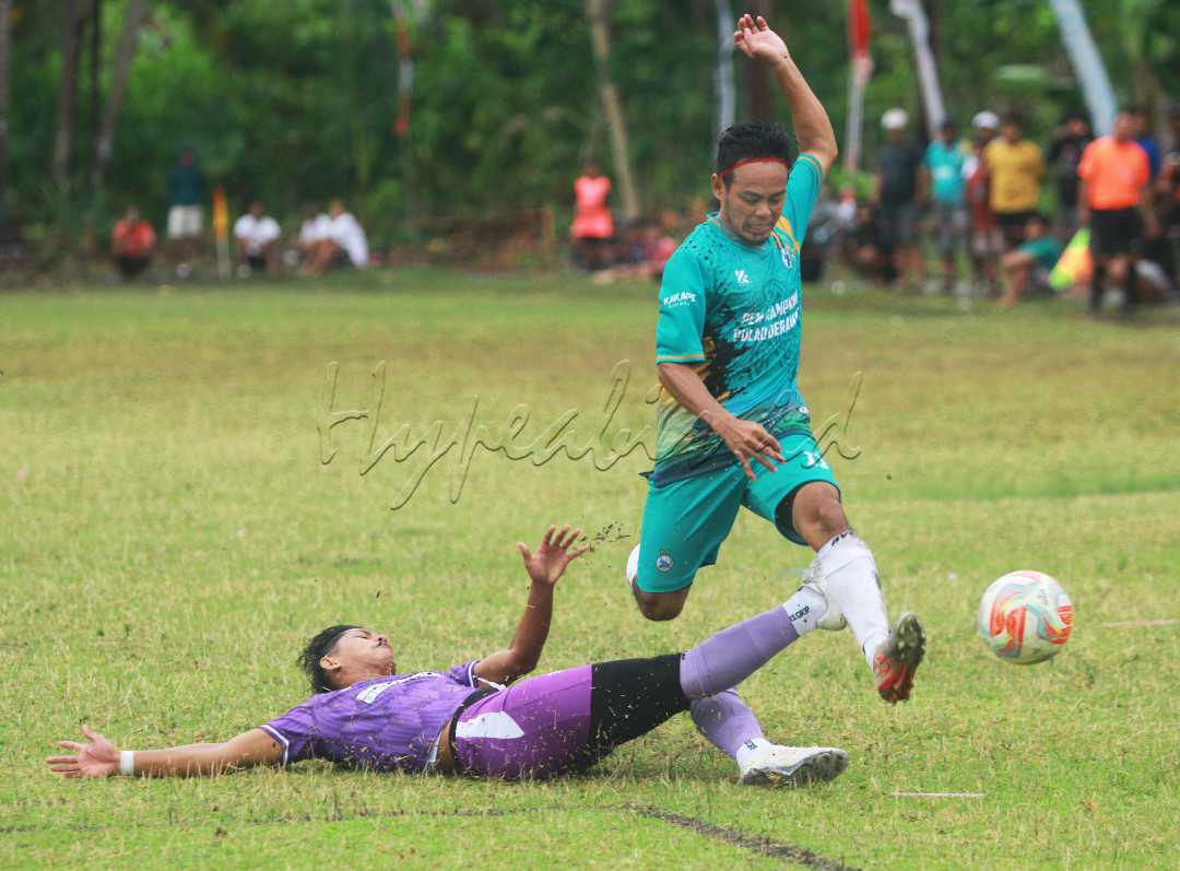 Seorang pemain melakukan tackle yang bisa di hindari oleh lawan nya