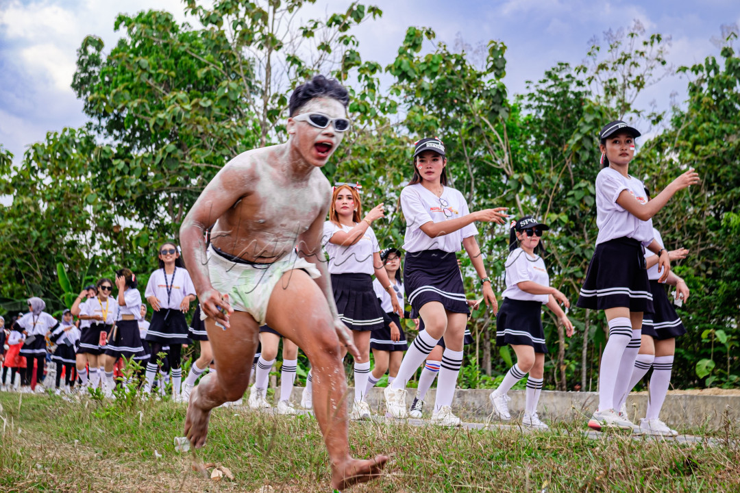 masyarakat grobogan tampil kreatif saat karnaval dengan perpaduan gerakan juga makhluk tak kasat mata yaitu tuyul