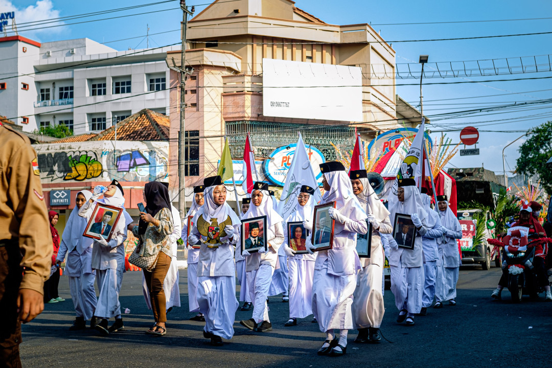 suka cita dan penuh tanggung jawab anak-anak saat mengikuti karnaval HUT RI&nbsp;