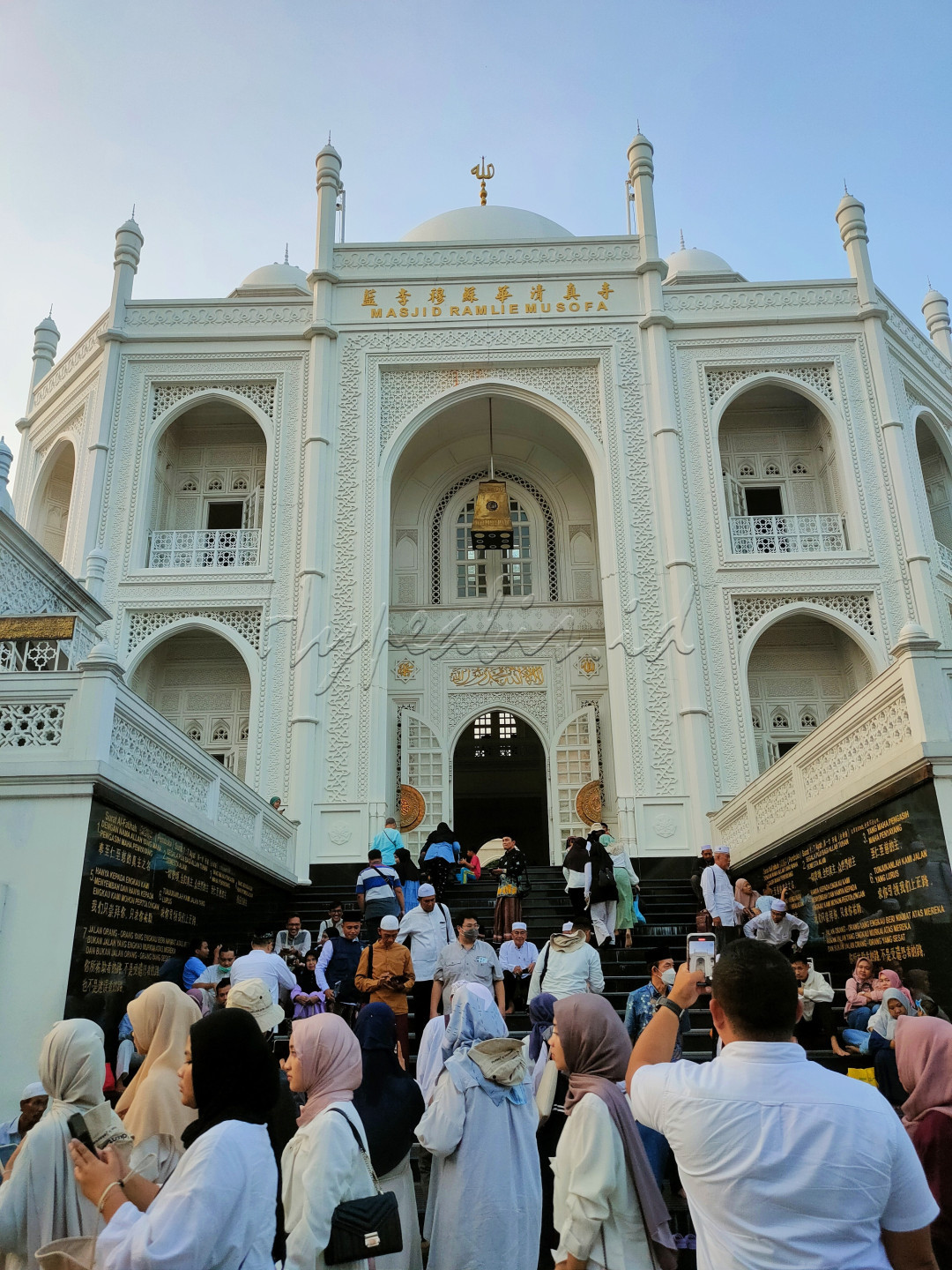 Masjid Ramlie Musofa merupakan salah satu destinasi wisata religi di Jakarta Utara, dikenal karena arsitektur bangunannya yang unik menyerupai Taj Mahal di India.<br />
Saya berkesempatan mengunjungi masjid tersebut di bulan Ramadhan tahun ini dan melihat interior bangunannya yang megah. Di sana saya menjumpai masyarakat sekitar maupun dari luar kota yang yang berkunjung sembari "ngabuburit" menunggu waktu berbuka puasa, selain menambah pengetahuan mengenai Islam di ibukota.