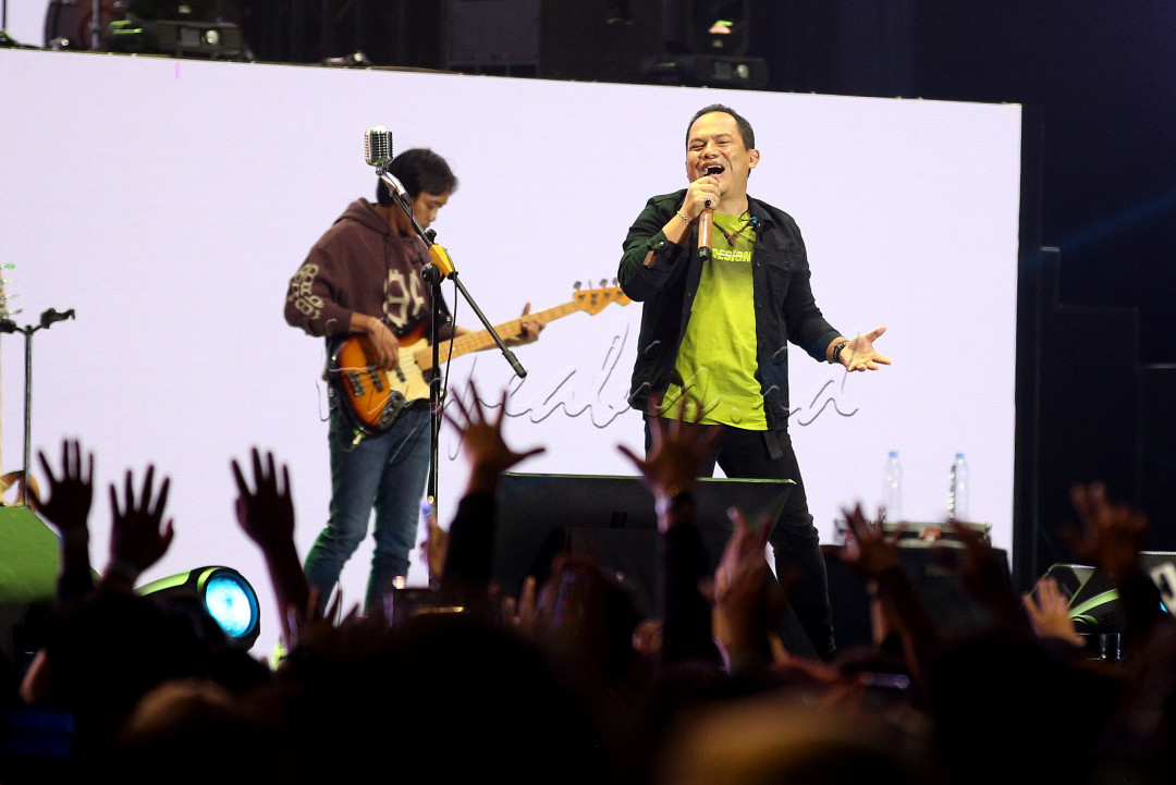 Konser WJF 2024 ditutup oleh penampilan Band Wali.&nbsp;Grup musik yang seringkali melantunkan lagu-lagu religi seperti Tobat Maksiat, Yank, hingga Cari Jodoh, ini sukses menghibur ribuan penonton yang memadati Lapangan Saparua.