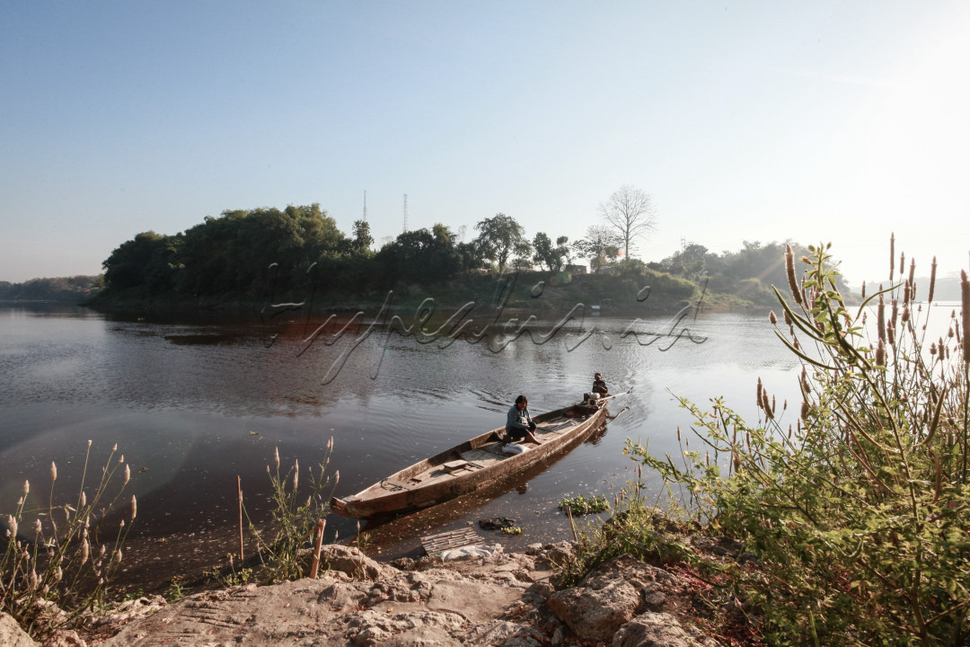 Sebuah perahu tambangan melintasi Sungai Bengawan Solo, di pagi hari. Sungai&nbsp;terpanjang di Pulau Jawa tersebut mengalirkan air dari&nbsp;daerah aliran sungai&nbsp;(DAS) seluas &plusmn;16,100 km2, mulai dari&nbsp;Pegunungan Sewu&nbsp;di sebelah barat-selatan&nbsp;Surakarta&nbsp;ke&nbsp;laut Jawa&nbsp;di utara&nbsp;Surabaya sepanjang &plusmn;600 km. Aliran Bengawan Solo menjadi bagian terpenting dalam kehidupan masyarakat dan menyimpan sejarah maritim pada masa lalu. Seperti syair lagu Bengawan Solo karya maestro keroncong Gesang, Itu perahu riwayatnya dulu, kaum pedagang selalu naik itu perahu...<br />
<br />
Editor : Yayus Yuswoprihanto