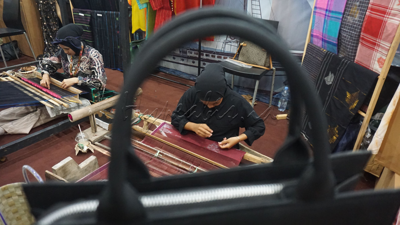 Pameran Kriyanusa 2024 yang diikuti 420 stan peserta ini diselenggarakan oleh Dewan Kerajinan Nasional (Dekranas) dengan menampilkan berbagai produk hasil kerajinan seperti kain batik, tenun, rotan hingga perhiasan.&nbsp;