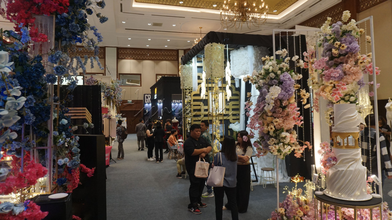Tema yang diangkat pada pameran tahun ini adalah <em>Romantic in Coquette</em>, terinspirasi dari tren <em>Korean aesthetic</em> dan <em>coquette </em>untuk mewujudkan pernikahan impian yang mewah, menawan dan kental dengan nuansa romantis. Pameran dmeriahkan dengan sesi&nbsp;<em>talkshow</em> yang&nbsp;melibatkan pembicara dari berbagai bidang, termasuk perencana pernikahan, desainer, dan ahli lainnya yang akan membagikan pengetahuan dan pengalaman mereka. GenHype dapat mengikuti sesi ini untuk memperoleh wawasan yang mendalam tentang pernikahan.
