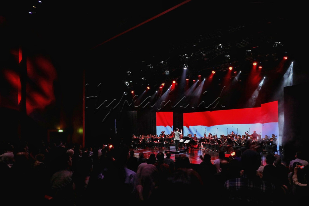Konduktor Avip Priatna memimpin orkestra dalam Konser 15 Tahun Simfoni untuk Bangsa Melodi Milenium di Jakarta, Sabtu (31/8/2024). Konser ini diisi oleh grup musik era 1990-an mulai dari Padi, Dewa 19, Sheila on 7, Naif hingga Kahitna.
