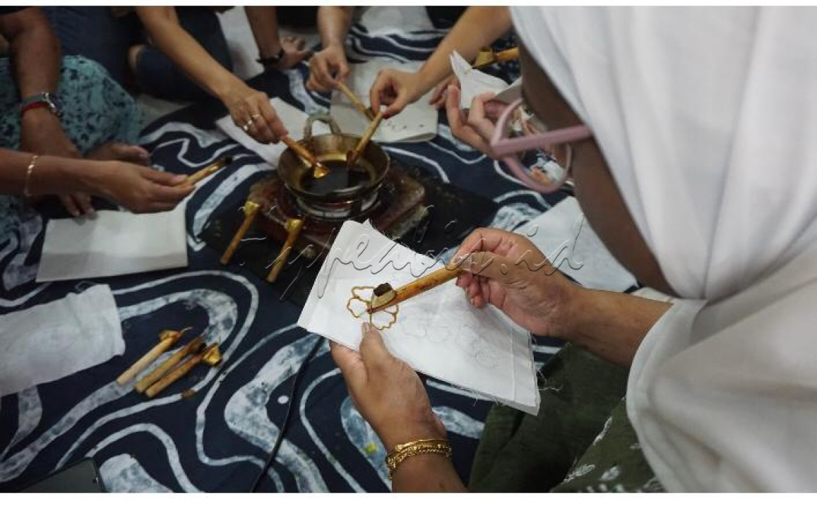 Sejumlah warga Filipina mengikuti lokakarya membatik di Kedutaan Besar Filipina, di Jakarta, Minggu (1/9/2024). Kegiatan tersebut merupakan hasil kolaborasi antara Philippine Women's Association-Indonesia (PWA) dengan Kedutaan Besar Republik Filipina.