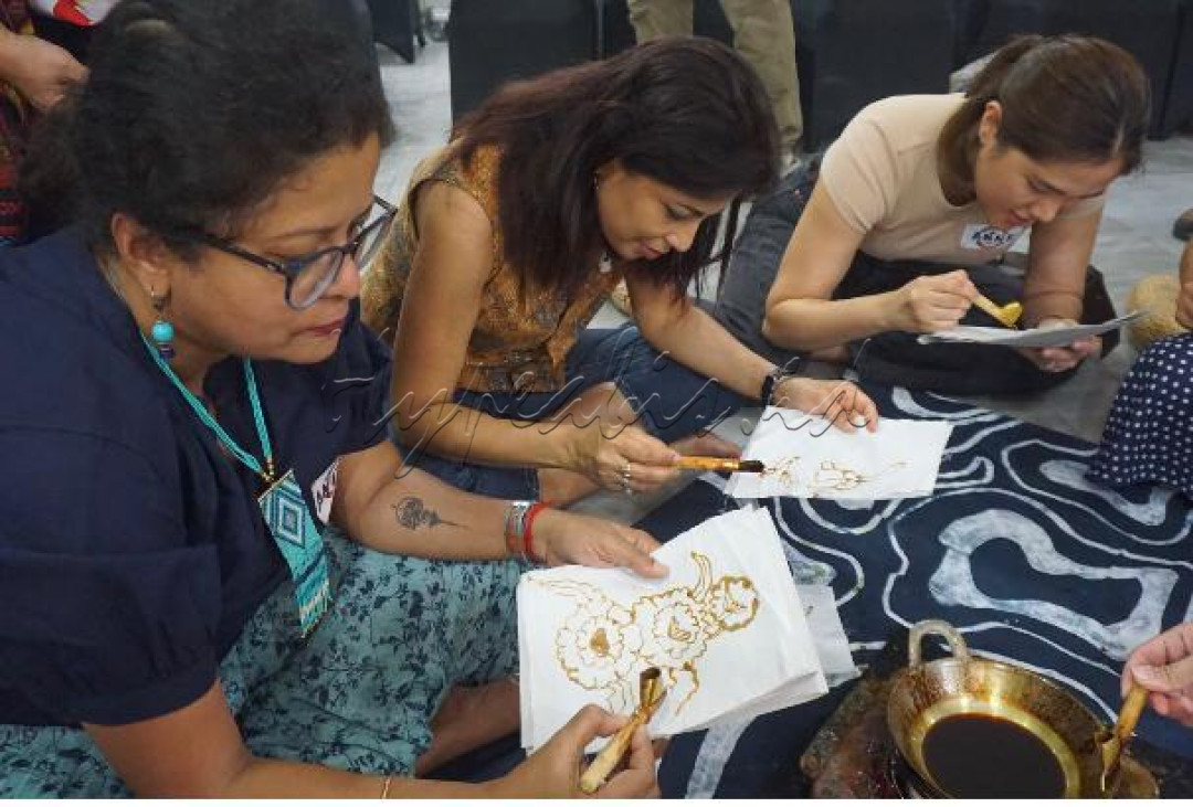 Kegiatan membatik ini dinilai sebagai bentuk apresiasi terhadap budaya Indonesia.&nbsp;Para peserta dituntun oleh para perajin batik dari Indonesia dengan mendemonstrasikan metode pembuatan batik tradisional, mulai dari teknik mengolah lilin hingga penggunaan pewarna pada kain.&nbsp;