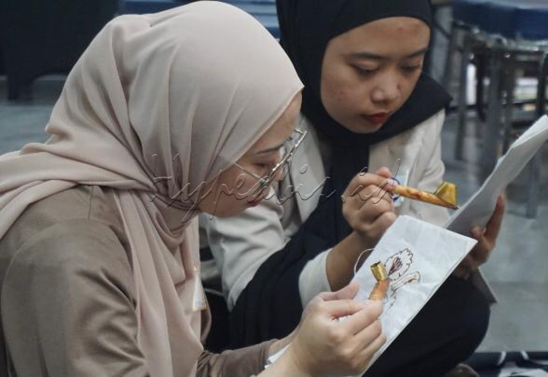 Peserta lokakarya ini berasal dari berbagai latar belakang untuk berkumpul dan belajar bersama membuat batik.&nbsp;Kegiatan ini tidak hanya bertujuan untuk memperkenalkan seni membatik kepada warga Filipina yang tinggal di Indonesia, tetapi juga untuk mempererat hubungan budaya kedua negara.