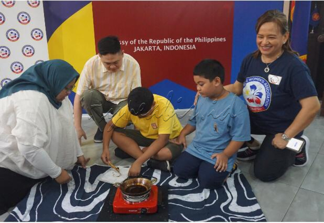 Menurut Rosalie S. Ticman dari Philippine Women's Association-Indonesia (PWA), lokakarya pembuatan batik eksklusif ini merupakan salah satu dari rangkaian acara memperingati 75 tahun hubungan diplomatik antara Indonesia dan Filipina. Selain itu juga dilakukan pengenalan genre musik Indonesia yakni dangdut di rangkaian acara lainnya.