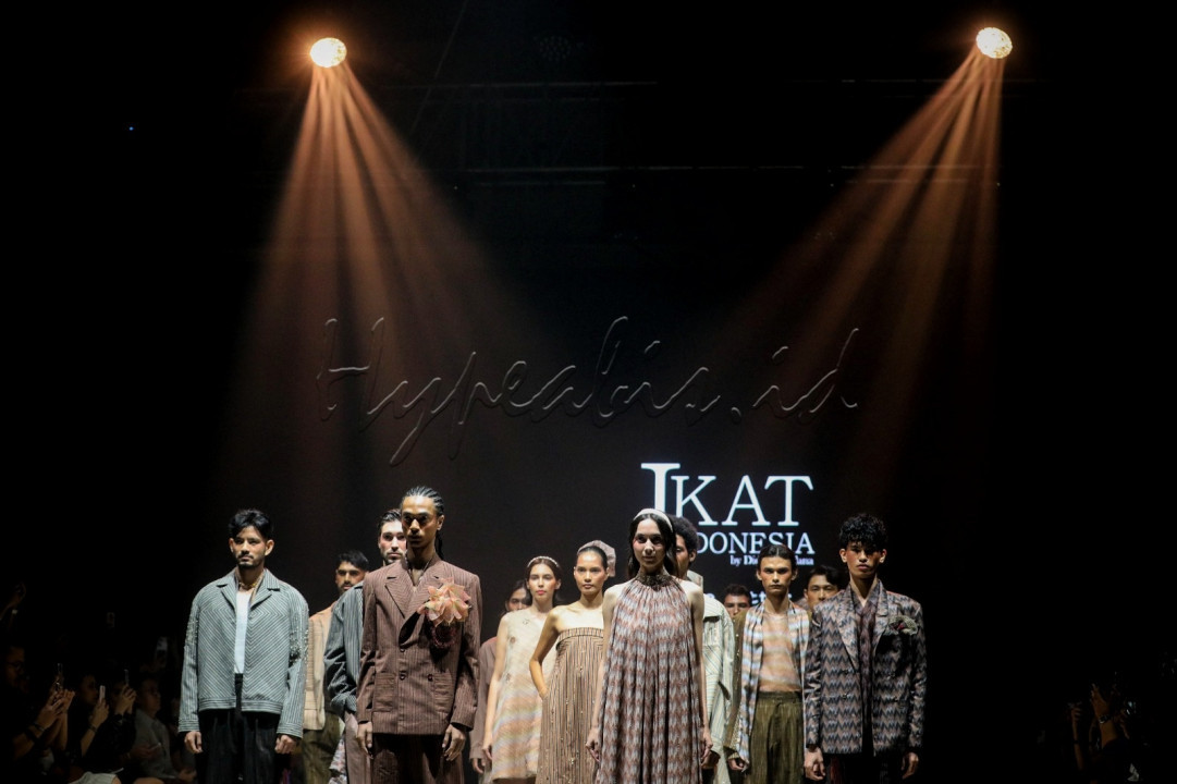 Model mengenakan busana koleksi IKAT Indonesia by Didiet Maulana pada acara Plaza Indonesia Men's Fashion Week 2024 di Jakarta, Senin (2/9/2024). Koleksi bertema <em>Love Letter For Wamena </em>tersebut<em>&nbsp;</em>terinspirasi dari indahnya lanskap alam Wamena, Papua Pegunungan.