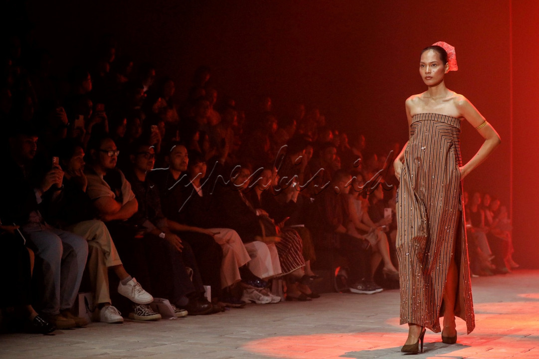 IKAT Indonesia banyak mengeksplorasi potongan kasual seperti atasan kaos, kemeja dan blazer, bawahan celana pendek dan panjang. Selain busana <em>menswear</em>, ada juga beberapa busana wanita seperti gaun-gaun <em>resortwear</em> dan<em> swimwear</em>.