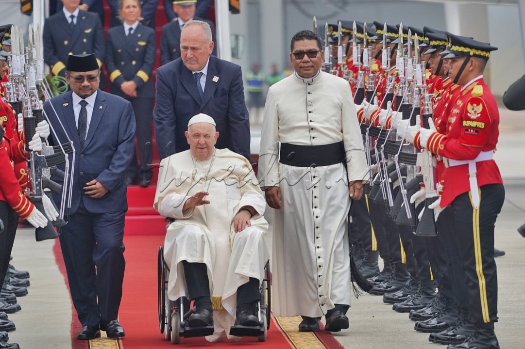 Pemimpin Tertinggi Gereja Katolik Sedunia dan Kepala Negara Vatikan Paus Fransiskus tiba di Bandara Soekarno-Hatta, Tangerang, Banten, Selasa (3/9/2024). Indonesia merupakan negara pertama yang disinggahi Paus dalam rangkaian Perjalanan Apostolik ke empat negara yakni Indonesia, Papua Nugini, Timor Leste dan Singapura.&nbsp;<br />
Foto : INDONESIA PAPAL VISIT COMMITTEE/DANU KUSWORO