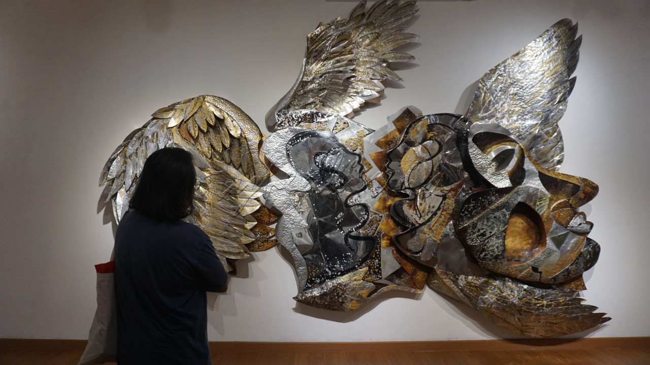 Pameran yang dikuratori oleh Citra Smara Dewi ini menampilkan beberapa karya seni rupa dengan medium logam aluminium. Lini tak lagi menggeluti karya seni ruang dua dimensi yang ditekuni sejak anak-anak, namun saat ini sudah mengeksplorasi karya seni tiga dimensi.