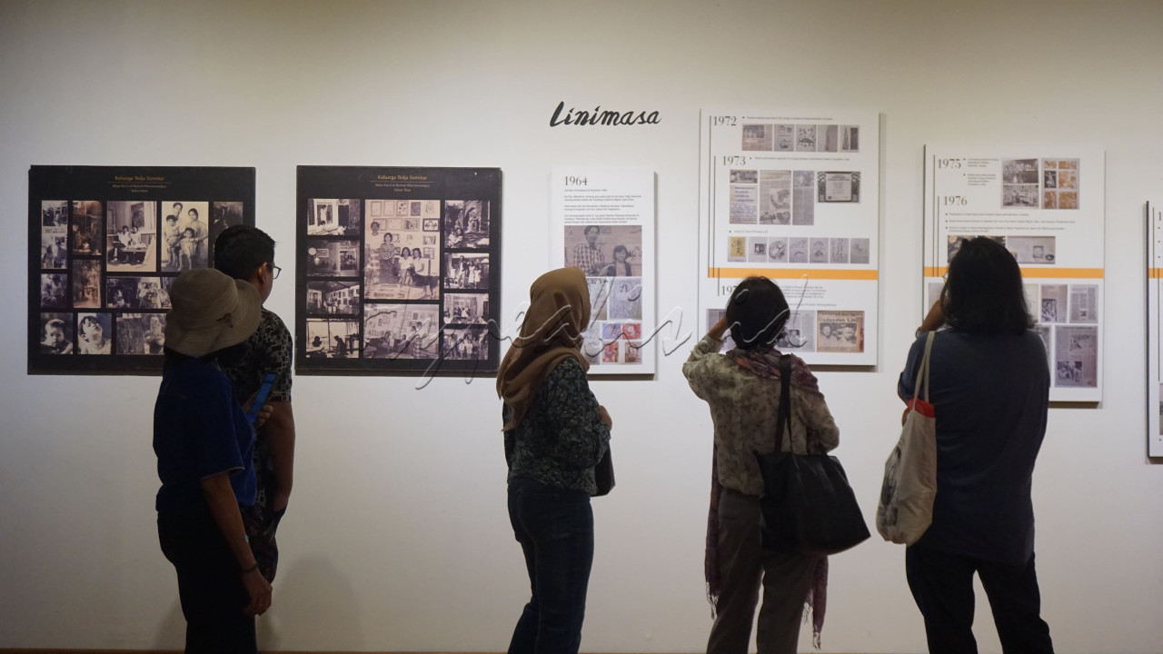 Pada pameran tersebut pengunjung juga dapat melihat linimasa perjalanan Lini mulai dari foto-foto masa kecil, hingga cerita perjalanannya dalam menekuni dunia seni.&nbsp;