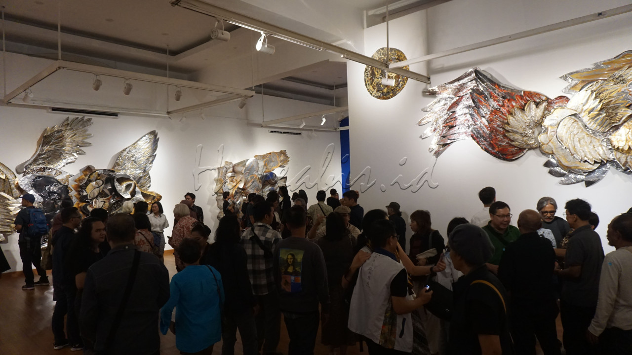 GenHype dapat berkunjung ke pameran Infinity Yin Yang hingga 3 Oktober 2024 pukul 09:00-19.00 WIB. Tiket masuk pameran sebesar Rp10.000 untuk anak usia 3-12 tahun, Rp20.000 untuk dewasa dan Rp50.000 Warga Negara Asing (WNA). Jadi GenHype tunggu apalagi?<br />
<br />
Editor : Yayus Yuswoprihanto