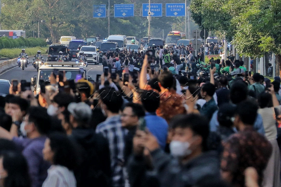 Sepanjang perjalanan dari Kedutaan Besar Vatikan menuju kawasan GBK, Paus memperoleh sambutan hangat masyarakat.&nbsp;&nbsp;<br />
Foto : HYPEABIS.ID/EUSEBIO CHRYSNAMURTI&nbsp;<br />
<br />
Editor : Yayus Yuswoprihanto<br />
&nbsp;