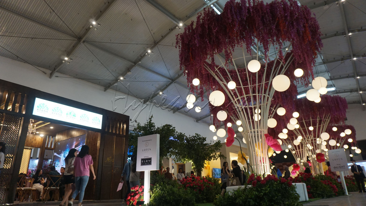 Bridestory Market 2024 hadir di Indonesia Convention Exhibition (ICE) BSD, Kabupaten Tangerang, Banten, dengan menampilkan lebih dari 420 <em>booth vendor</em> pernikahan yang menampilkan beragam produk mulai dari fotografi, dekorasi, <em>wedding organizer</em>, perhiasan, undangan, katering, dan busana pengantin yang dapat Genhype kunjungi.