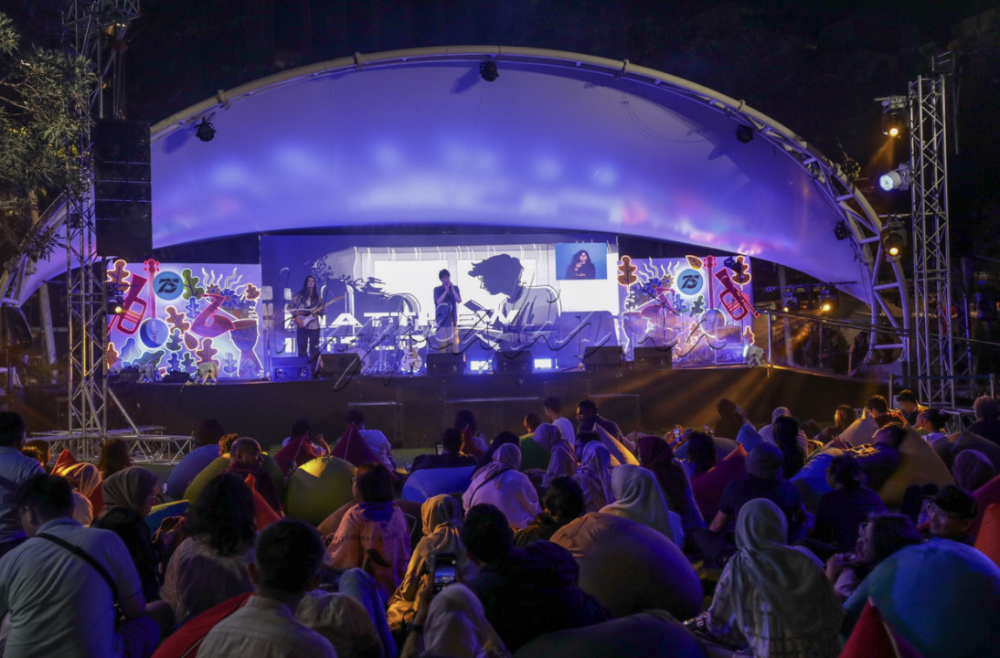 Musisi asal Australia&nbsp;Matthew Ifield tampil dalam acara Gig on the Green di Jakarta, Sabtu (7/9/2024).&nbsp;Festival&nbsp;yang diselenggarakan oleh Kedutaan Besar Australia tersebut merupakan ajang tahunan untuk menyambut kepulangan para alumni asal Indonesia yang baru lulus dari berbagai univeritas di Australia.