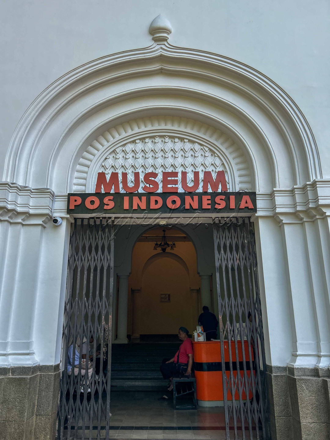 Pengunjung melihat koleksi di Museum Pos Indonesia, Bandung, Jawa Barat. Museum Pos Indonesia menjadi salah satu tempat edukasi bagi masyarakat terutama anak muda yang ingin mengetahui perkembangan Pos Indonesia.