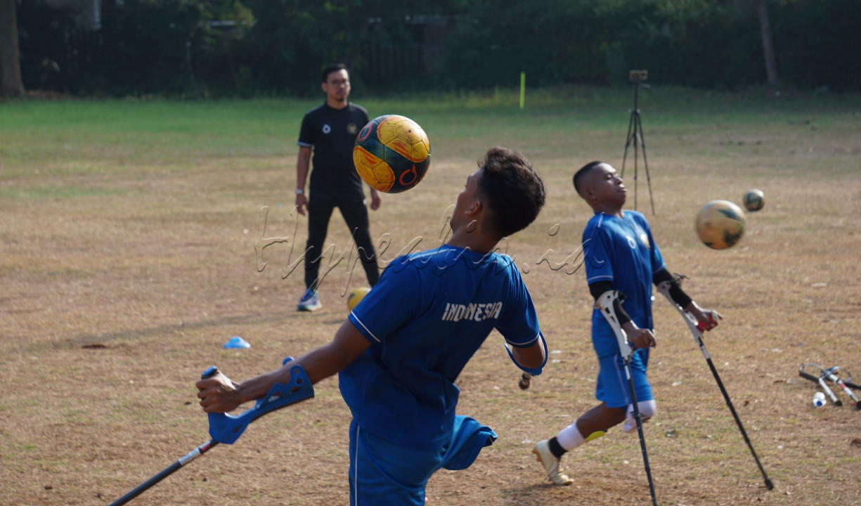 Pemain Garuda Indonesia Amputee Football (INAF) berlatih sebelum melakukan<em> fun match&nbsp;</em>bersama dengan bintang sepak bola Nasional Australia Joshua Kennedy dan Gema Simon di Sekolah Tinggi Ilmu Kesehatan Pamentas, Jakarta, Senin (9/9/2024).&nbsp;