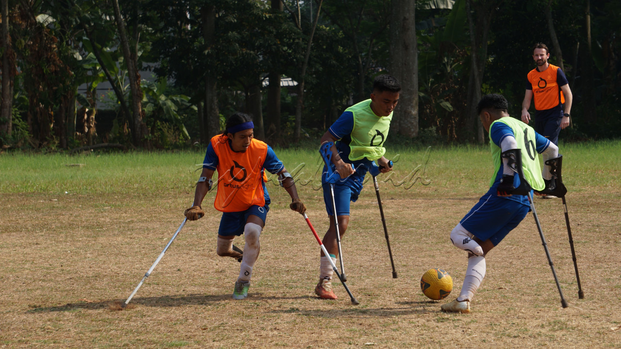 Para pemain Garuda Indonesia Amputee Football (INAF) mengikuti <em>fun match </em>dengan penuh semangat disaksikan&nbsp;Joshua Kennedy (kanan). Ini pertama kalinya Joshua bermain dengan tim amputasi, Australia sendiri belum memiliki tim nasional amputasi.