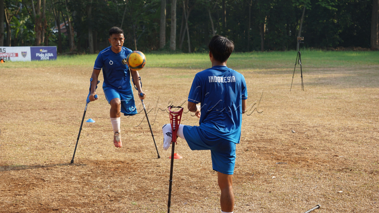 Kunjungan Joshua dan Gema yang didampingi pihak Kedutaan Australia ini digelar dalam rangka Hari Olahraga Nasional yang jatuh pada Senin (9/9/2024). Selain melakukan latihan bersama Tim Nasional Sepakbola Amputasi Indonesia, Joshua dan Gema juga berlatih bersama siswa-siswi dari program sekolah Australia-Indonesia Building Relationships Through Intercultural Dialogue and Growing Engagement (BRIDGE) di SD Islam Al Syukro, anak-anak prasejahtera dan disabilitas dari Yayasan BISA dan para pemain muda dari Akademi Sepak Bola Intinusa Olah Prima (ASIOP).