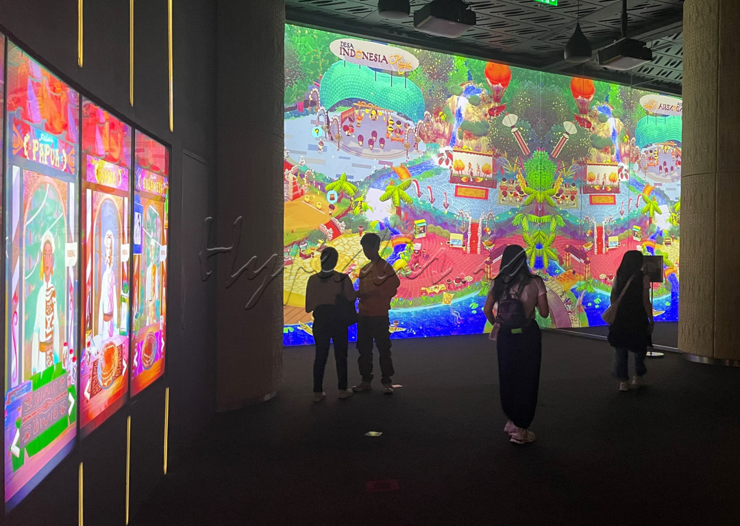 Pengunjung berada di Galeri Indonesia Kaya di Jakarta, Jumat (13/9/2024). Galeri ini merupakan ruang edutainment budaya persembahan Bakti Budaya Djarum Foundation yang menawarkan berbagai ragam pameran interaktif yang memungkinkan pengunjung untuk mengeksplorasi dan merasakan kekayaan budaya-budaya daerah yang ada di Indonesia dengan cara yang menyenangkan dan interaktif.&nbsp;<br />
<br />
&nbsp;