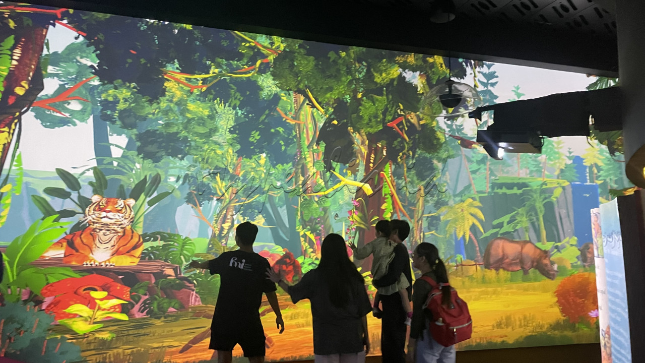 Pengunjung dapat bermain <em>augmented reality</em> yang memberikan pengalaman terbang di atas langit Indonesia. Permainan ini bersifat imersif dan interaktif tentang geografi dan budaya Indonesia.<br />
&nbsp;