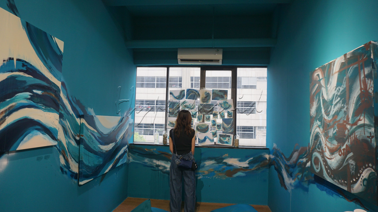 Pengunjung mengamati lukisan berjudul Pasang Surut karya Wanti Amelia yang dipajang di Galeri Art Agenda, di Jakarta Art Hub, Wisma Geha, Jakarta.