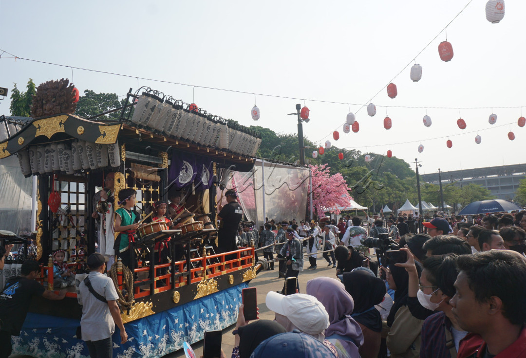 Pengunjung menyaksikan parade Mikoshi dalam festival Jak-Japan Matsuri 2024 &nbsp;di Parkir Timur Gelora Bung Karno, Jakarta, Minggu (15/9/2024). Tradisi Mikoshi digambarkan dengan simbol mengarak kuil yang dipikul oleh puluhan orang, yang dipercaya memiliki nilai religi.
