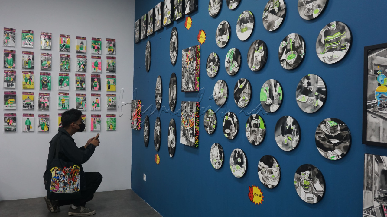 Jakarta Art Hub menjadi ruang untuk mengekspresikan seni, menikmati seni bahkan menambah karya seni bagi para kolektor. Selain itu juga menjadi&nbsp;sentra budaya yang mempertemukan seniman dan komunitas lokal. Karya-karya yang ditampilkan di tempat tersebut&nbsp;dapat GenHype beli loh! Selain menjual karya seni, tentunya GenHype juga bisa membeli <em>merchandise</em>&nbsp;dengan tema yang berbeda dari masing-masing galeri yang ada.<br />
&nbsp;