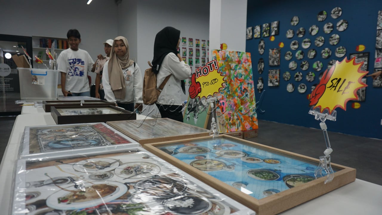 Untuk masuk ke Jakarta Art Hub, GenHype tidak dipungut biaya apapun. Caranya hanya tinggal datang dan scan barcode untuk registrasi. Jadi tunggu apa lagi? Yuk main-main ke Jakarta Art Hub!<br />
<br />
Editor : Yayus Yuswoprihanto<br />
<br />
<br />
&nbsp;