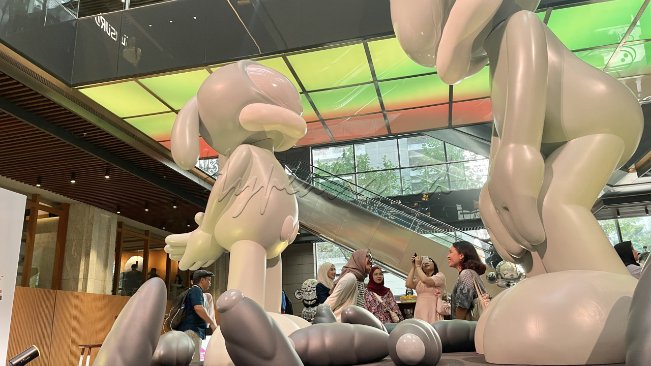Pengunjung menikmati karya seni koleksi dari Museum of Toys (MOT) di ASHTA District 8, SCBD, Jakarta, Rabu (18/9/2024). Pameran ini mengambil tema <em>Artscape</em> dan berlangsung hingga 29 September 2024.&nbsp;