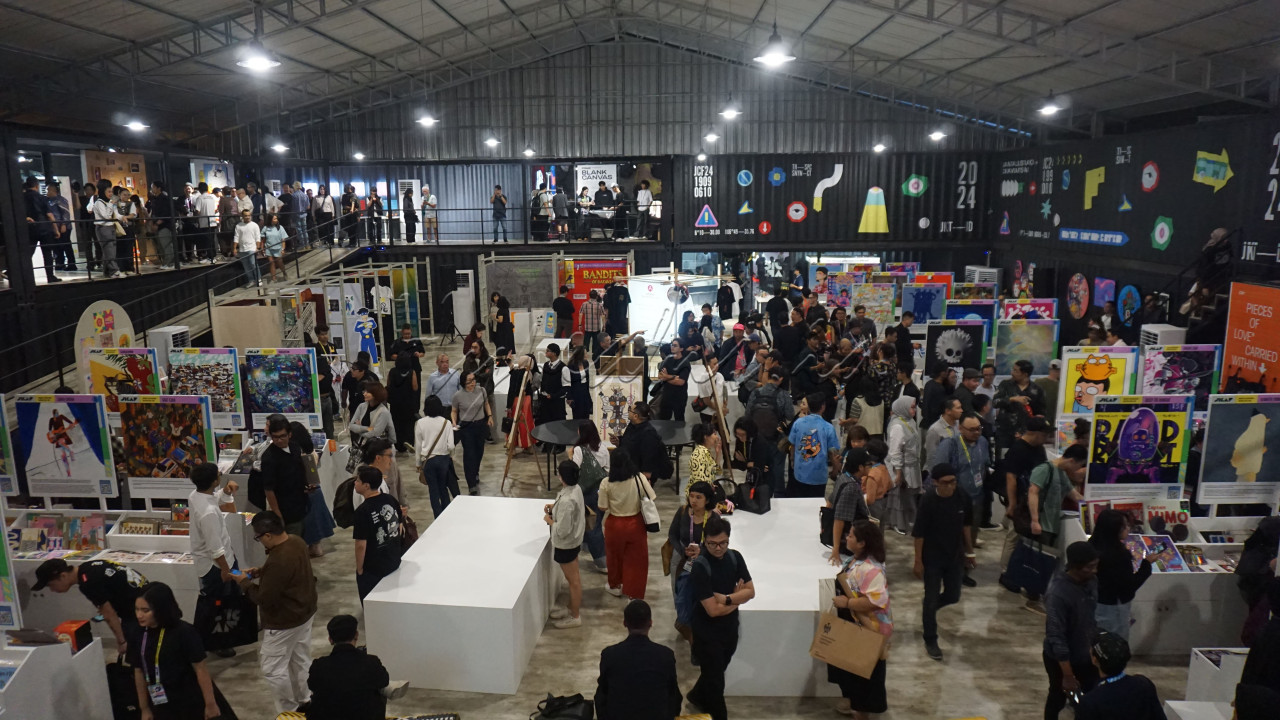 Pengunjung memadati area pameran Jakarta Illustration &amp; Creative Arts Fair (JICAF) 2024&nbsp; di&nbsp;The Space, Senayan City, Jakarta,&nbsp;Kamis (19/09/2024).. Tahun ini JICAF mengusung tema&nbsp;<em>Chaotic City</em>&nbsp;yang memiliki makna membawa energi dan dinamika kehidupan perkotaan ke dalam dunia seni kreatif.