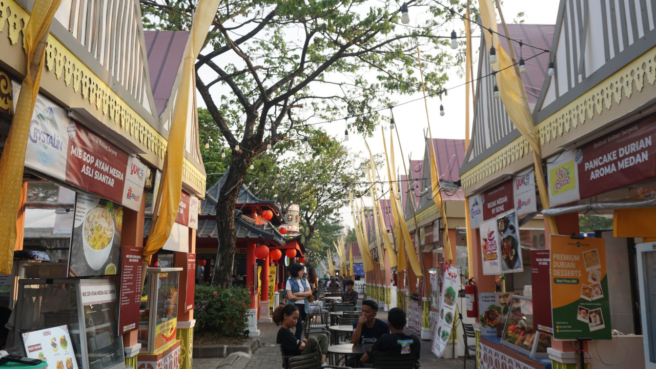 Pengunjung menikmati jajanan kuliner di Festival Kuliner Serpong (FKS) ke-12 2024 di&nbsp;Summarecon Mall Serpong (SMS), Tangerang Selatan, Banten, Jumat (20/9/2024). Festival ini menyuguhkan bermacam-macam makanan, wahana permainan, pertunjukan seni dan budaya. Tahun ini FKS suguhkan aneka makanan khas Kota Medan.