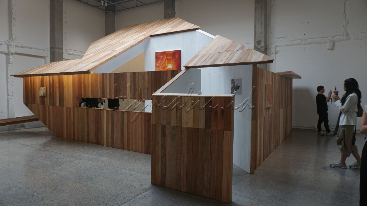 Pengunjung mengamati dan memotret instalasi&nbsp;karya arsitektur Andra Matin dalam pameran <em>View Finder&nbsp;</em>seniman sekaligus fotografer Davy Linggar&nbsp;di ROH Gallery, Jakarta, Sabtu (21/9/2024). Instalasi arsitektur yang terbuat dari limbah kayu ini memuat beberapa karya lukisan Davy Linggar.&nbsp;