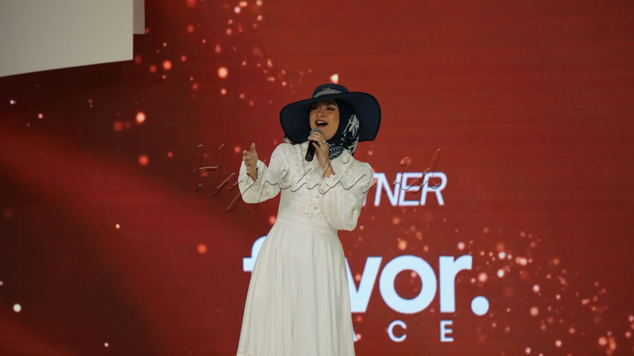 Pada peragaan busana tersebut vokalis Band Ecoutez,&nbsp;Delia Septianti,&nbsp;turut memeriahkan suasana dengan suara merdunya menghibur para pengunjung. Adelia mengenakan baju karya perancang Ning Santoso.<br />
<br />
Editor : Yayus Yuswoprihanto