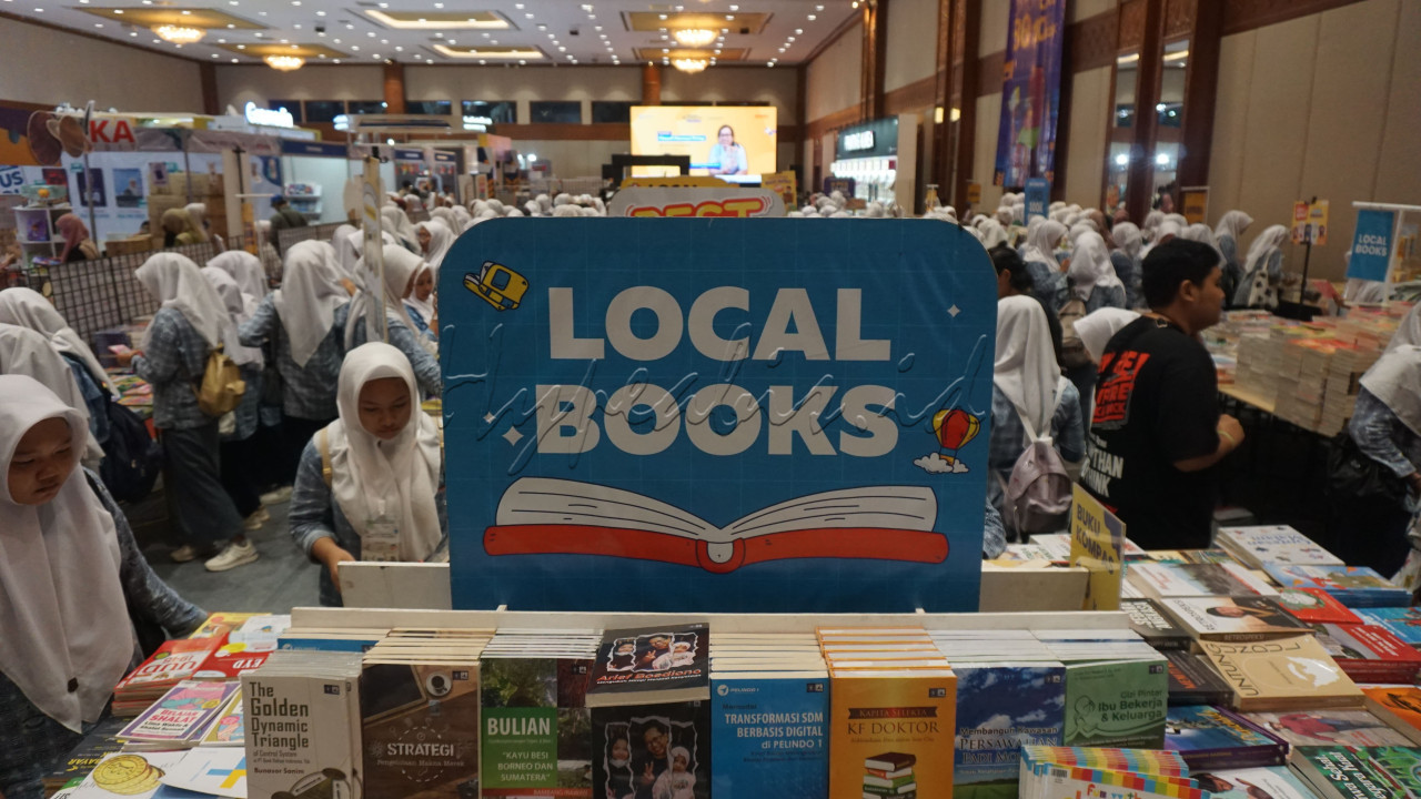 Tahun ini IIBF mengambil tema <em>Celebrate Reading and Beyond</em>, yaitu mengajak masyarakat untuk bergembira membaca dan menumbuhkan kebiasaan literasi dalam kehidupan sehari-hari.<br />
&nbsp;