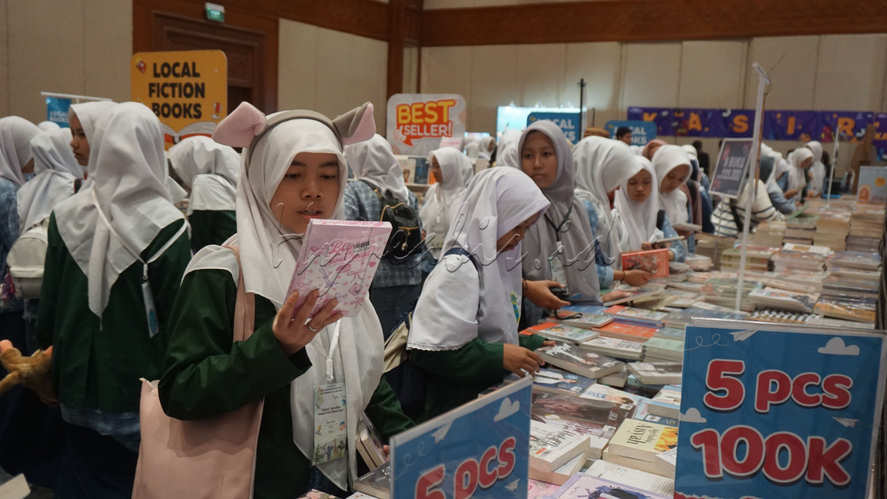 Pada pameran ini juga disajikan berbagai acara seperti peluncuran buku, temu penulis, sesi tanda tangan penulis favorit, diskusi, dan seminar, yang bertujuan untuk meningkatkan literasi dan mempromosikan industri penerbitan buku.