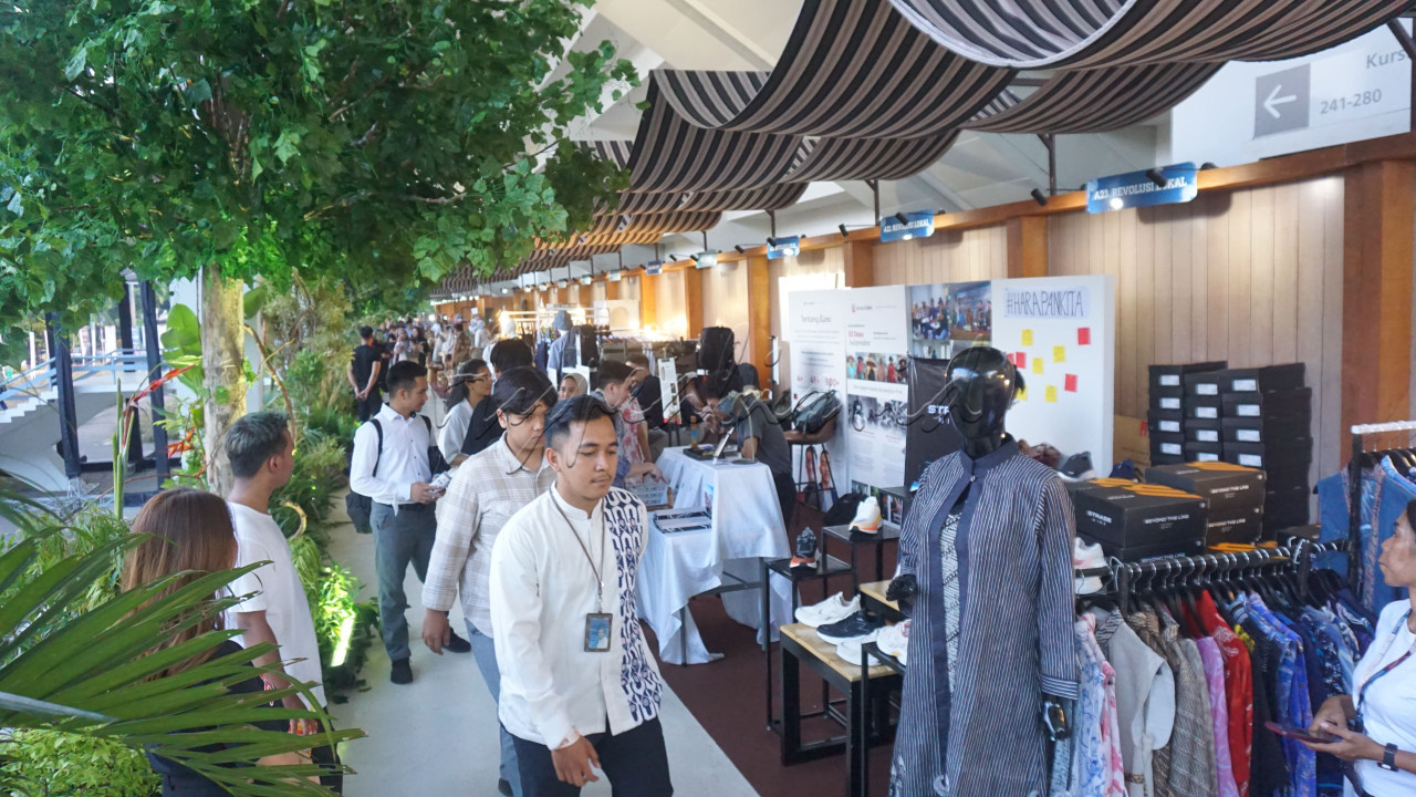 Pengunjung berada di deretan stan kerajinan dalam pameran UMKM Cerita Nusantara 2024 yang diselenggarakan oleh&nbsp;Kementerian Koperasi dan UKM di Istora Senayan, Jakarta, Jumat (27/9/2024).&nbsp;