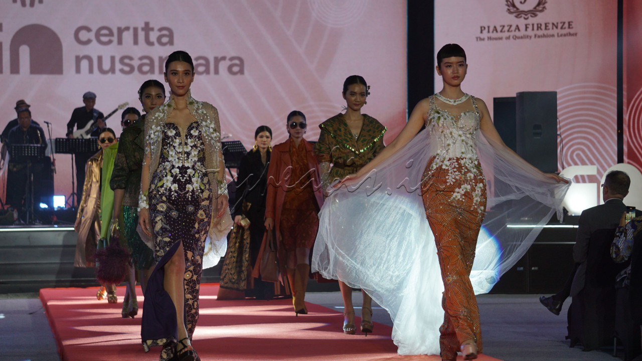 <em>Fashion Show</em> Wastra Nusantara adalah salah satu pertunjukan utama <em>event </em>ini&nbsp;untuk mengangkat<em>&nbsp;</em>industri fesyen Indonesia dengan menampilkan karya-karya perancang dalam negeri yang menggunakan kain tradisional.