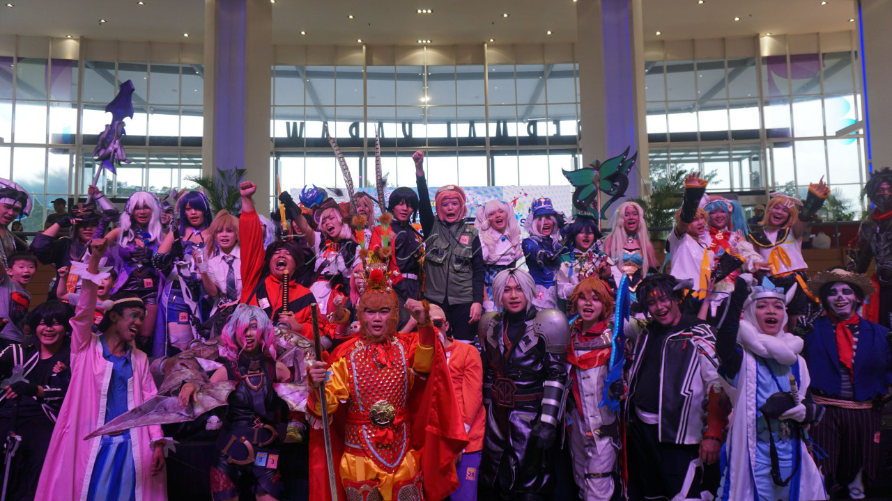 Peserta <em>Cosplay Parade&nbsp;</em>berfoto bersama&nbsp;pada acara <em>Amazing September Matsuri</em>&nbsp;di Supermall Karawaci, Tangerang, Banten, Minggu (29/9/2024). Acara tersebut membuka kesempatan bagi para penggemar budaya Jepang dan komunitas <em>cosplay</em> untuk berkumpul, unjuk bakat, dan bersuka cita.
